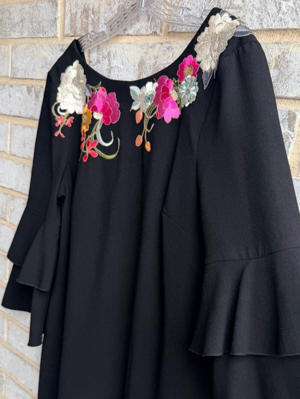 Trina Turk 3/4 Bell Sleeve Floral Embroidered V-Neck Back Sheath Dress Size 8 - Picture 6 of 7